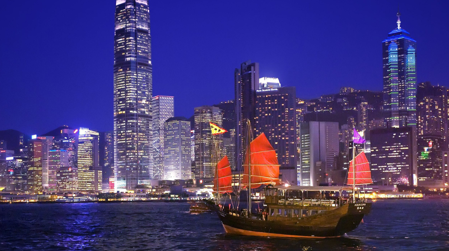 Aqua Luna Victoria Harbour Cruise 